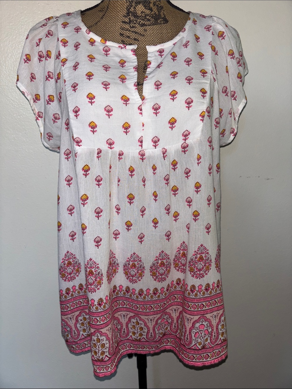GAP Sz M Women’s White Floral Border Print Split-Neck Top